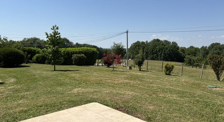 A quelques kilomètres de Montignac, maison de plain-pied, en parfait, état, situé au calme sur les hauteurs.