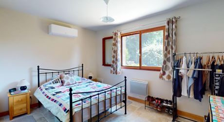 A quelques kilomètres de Montignac, maison de plain-pied, en parfait, état, situé au calme sur les hauteurs.