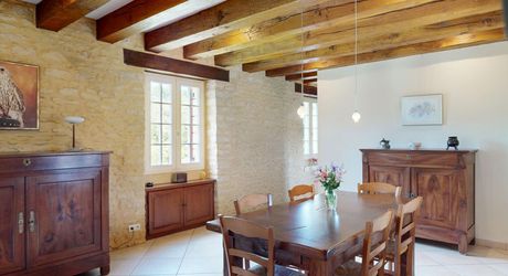 Ancienne ferme périgourdine rénovée sur 15 hectares à 6 kilomètres de Sarlat.