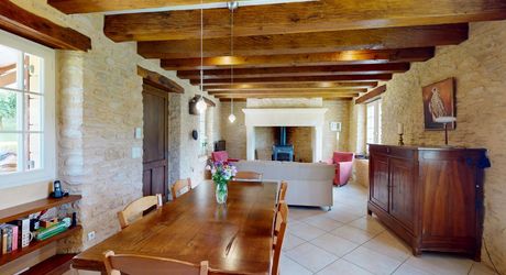 Ancienne ferme périgourdine rénovée sur 15 hectares à 6 kilomètres de Sarlat.