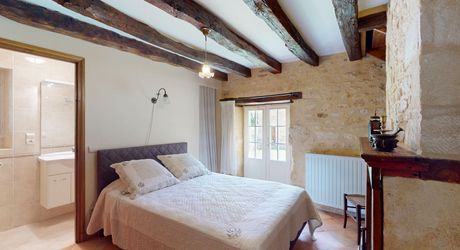 Ancienne ferme périgourdine rénovée sur 15 hectares à 6 kilomètres de Sarlat.
