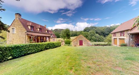 Ancienne ferme périgourdine rénovée sur 15 hectares à 6 kilomètres de Sarlat.