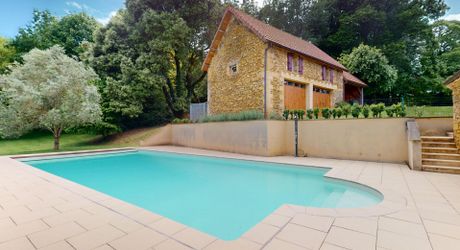 Ancienne ferme périgourdine rénovée sur 15 hectares à 6 kilomètres de Sarlat.