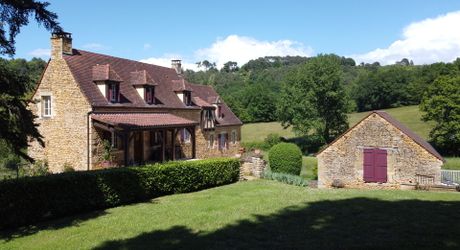 Ancienne ferme périgourdine rénovée sur 15 hectares à 6 kilomètres de Sarlat.