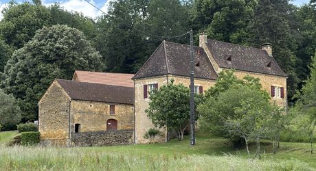 Ancienne ferme périgourdine rénovée sur 15 hectares à 6 kilomètres de Sarlat.