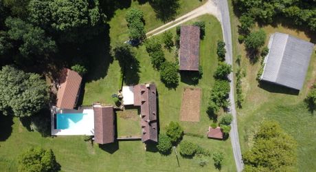 Ancienne ferme périgourdine rénovée sur 15 hectares à 6 kilomètres de Sarlat.