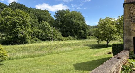 Ancienne ferme périgourdine rénovée sur 15 hectares à 6 kilomètres de Sarlat.