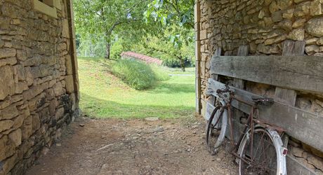 Ancienne ferme périgourdine rénovée sur 15 hectares à 6 kilomètres de Sarlat.