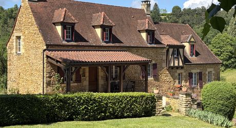 Ancienne ferme périgourdine rénovée sur 15 hectares à 6 kilomètres de Sarlat.