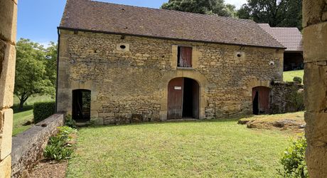 Ancienne ferme périgourdine rénovée sur 15 hectares à 6 kilomètres de Sarlat.