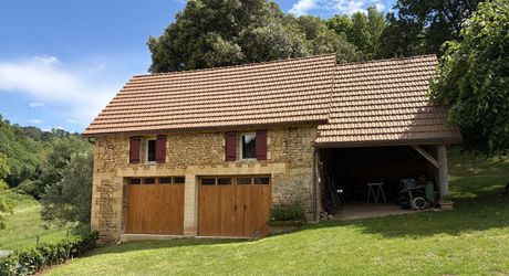 Ancienne ferme périgourdine rénovée sur 15 hectares à 6 kilomètres de Sarlat.