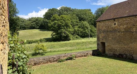 Ancienne ferme périgourdine rénovée sur 15 hectares à 6 kilomètres de Sarlat.