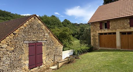 Ancienne ferme périgourdine rénovée sur 15 hectares à 6 kilomètres de Sarlat.