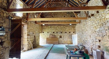 Ancienne ferme périgourdine rénovée sur 15 hectares à 6 kilomètres de Sarlat.