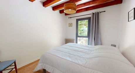 En Périgord Noir, sur les hauteurs de la Vallée de la Vézère, maison impeccable située au calme sans nuisance.