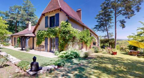 En Périgord Noir, sur les hauteurs de la Vallée de la Vézère, maison impeccable située au calme sans nuisance.