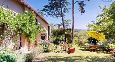En Périgord Noir, sur les hauteurs de la Vallée de la Vézère, maison impeccable située au calme sans nuisance.