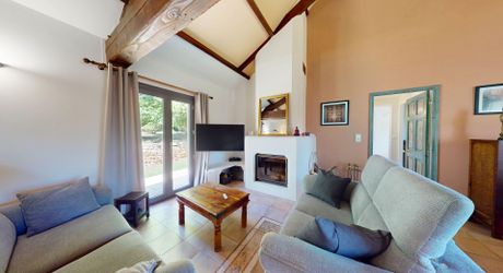En Périgord Noir, sur les hauteurs de la Vallée de la Vézère, maison impeccable située au calme sans nuisance.