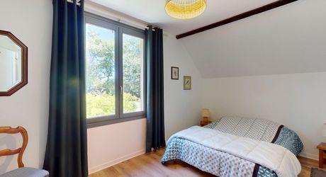 En Périgord Noir, sur les hauteurs de la Vallée de la Vézère, maison impeccable située au calme sans nuisance.
