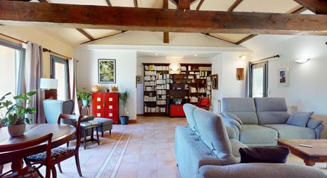En Périgord Noir, sur les hauteurs de la Vallée de la Vézère, maison impeccable située au calme sans nuisance.