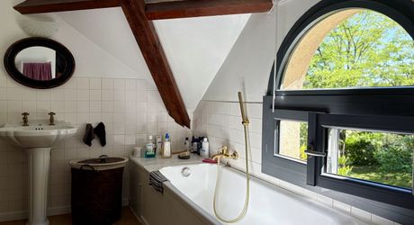 En Périgord Noir, sur les hauteurs de la Vallée de la Vézère, maison impeccable située au calme sans nuisance.