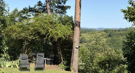 En Périgord Noir, sur les hauteurs de la Vallée de la Vézère, maison impeccable située au calme sans nuisance.