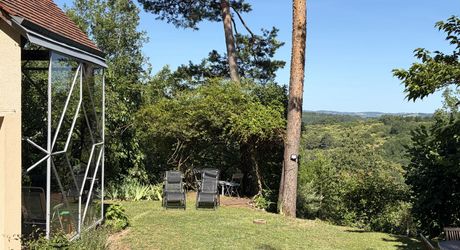 En Périgord Noir, sur les hauteurs de la Vallée de la Vézère, maison impeccable située au calme sans nuisance.
