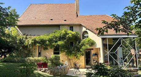 En Périgord Noir, sur les hauteurs de la Vallée de la Vézère, maison impeccable située au calme sans nuisance.