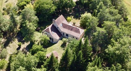 En Périgord Noir, sur les hauteurs de la Vallée de la Vézère, maison impeccable située au calme sans nuisance.
