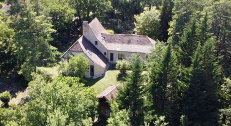 En Périgord Noir, sur les hauteurs de la Vallée de la Vézère, maison impeccable située au calme sans nuisance.