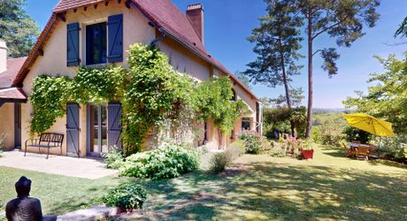 En Périgord Noir, sur les hauteurs de la Vallée de la Vézère, maison impeccable située au calme sans nuisance.
