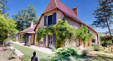 En Périgord Noir, sur les hauteurs de la Vallée de la Vézère, maison impeccable située au calme sans nuisance.