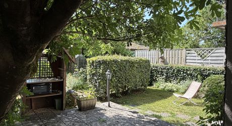 Au coeur de Montignac, avec un très beau jardin intimiste, parfait pied-à-terre de 70 m² habitable.