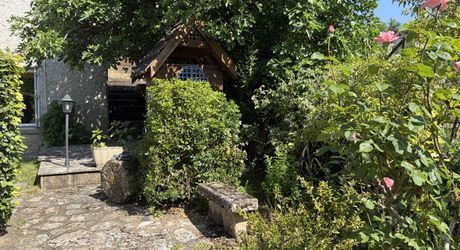 Au coeur de Montignac, avec un très beau jardin intimiste, parfait pied-à-terre de 70 m² habitable.