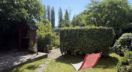 Au coeur de Montignac, avec un très beau jardin intimiste, parfait pied-à-terre de 70 m² habitable.