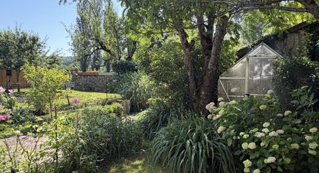 Au coeur de Montignac, avec un très beau jardin intimiste, parfait pied-à-terre de 70 m² habitable.