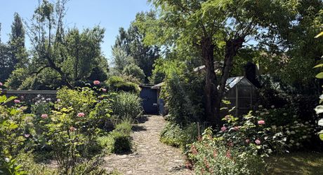 Au coeur de Montignac, avec un très beau jardin intimiste, parfait pied-à-terre de 70 m² habitable.