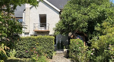 Au coeur de Montignac, avec un très beau jardin intimiste, parfait pied-à-terre de 70 m² habitable.