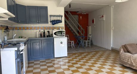 Au coeur de Montignac, avec un très beau jardin intimiste, parfait pied-à-terre de 70 m² habitable.