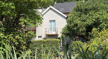 Au coeur de Montignac, avec un très beau jardin intimiste, parfait pied-à-terre de 70 m² habitable.