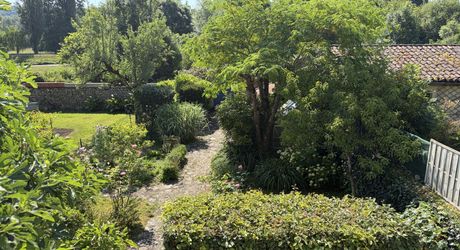 Au coeur de Montignac, avec un très beau jardin intimiste, parfait pied-à-terre de 70 m² habitable.
