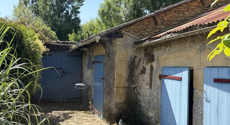 Au coeur de Montignac, avec un très beau jardin intimiste, parfait pied-à-terre de 70 m² habitable.