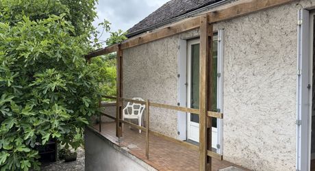 Au coeur de Montignac, avec un très beau jardin intimiste, parfait pied-à-terre de 70 m² habitable.