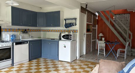 Au coeur de Montignac, avec un très beau jardin intimiste, parfait pied-à-terre de 70 m² habitable.