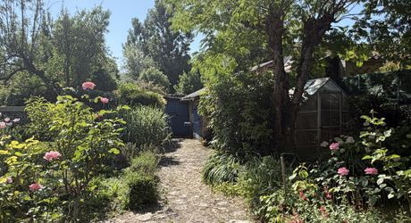 Au coeur de Montignac, avec un très beau jardin intimiste, parfait pied-à-terre de 70 m² habitable.