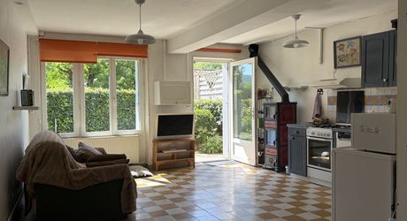 Au coeur de Montignac, avec un très beau jardin intimiste, parfait pied-à-terre de 70 m² habitable.