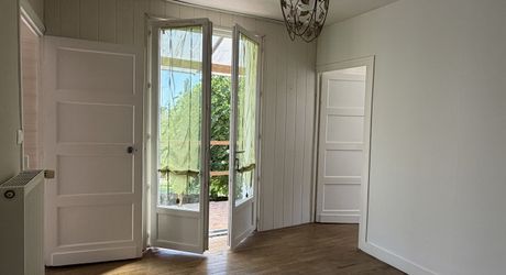 Au coeur de Montignac, avec un très beau jardin intimiste, parfait pied-à-terre de 70 m² habitable.