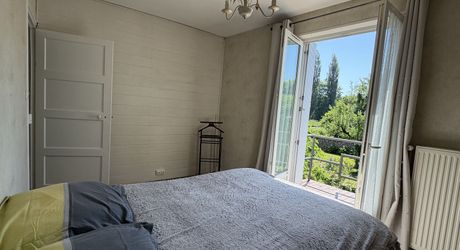Au coeur de Montignac, avec un très beau jardin intimiste, parfait pied-à-terre de 70 m² habitable.