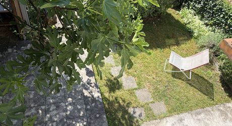 Au coeur de Montignac, avec un très beau jardin intimiste, parfait pied-à-terre de 70 m² habitable.