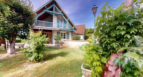 Périgord Noir – Élégante maison avec piscine et jardin arboré à Montignac-Lascaux.